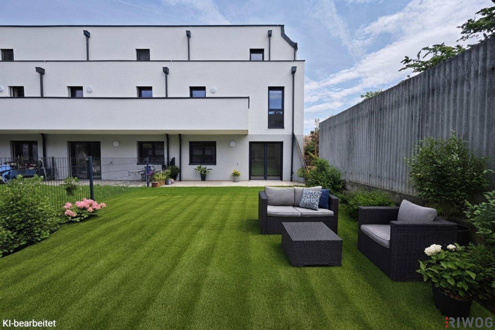 Gepflegter Garten mit Rasenfläche, Sitzgelegenheiten und Blick auf die moderne Gebäudefassade.