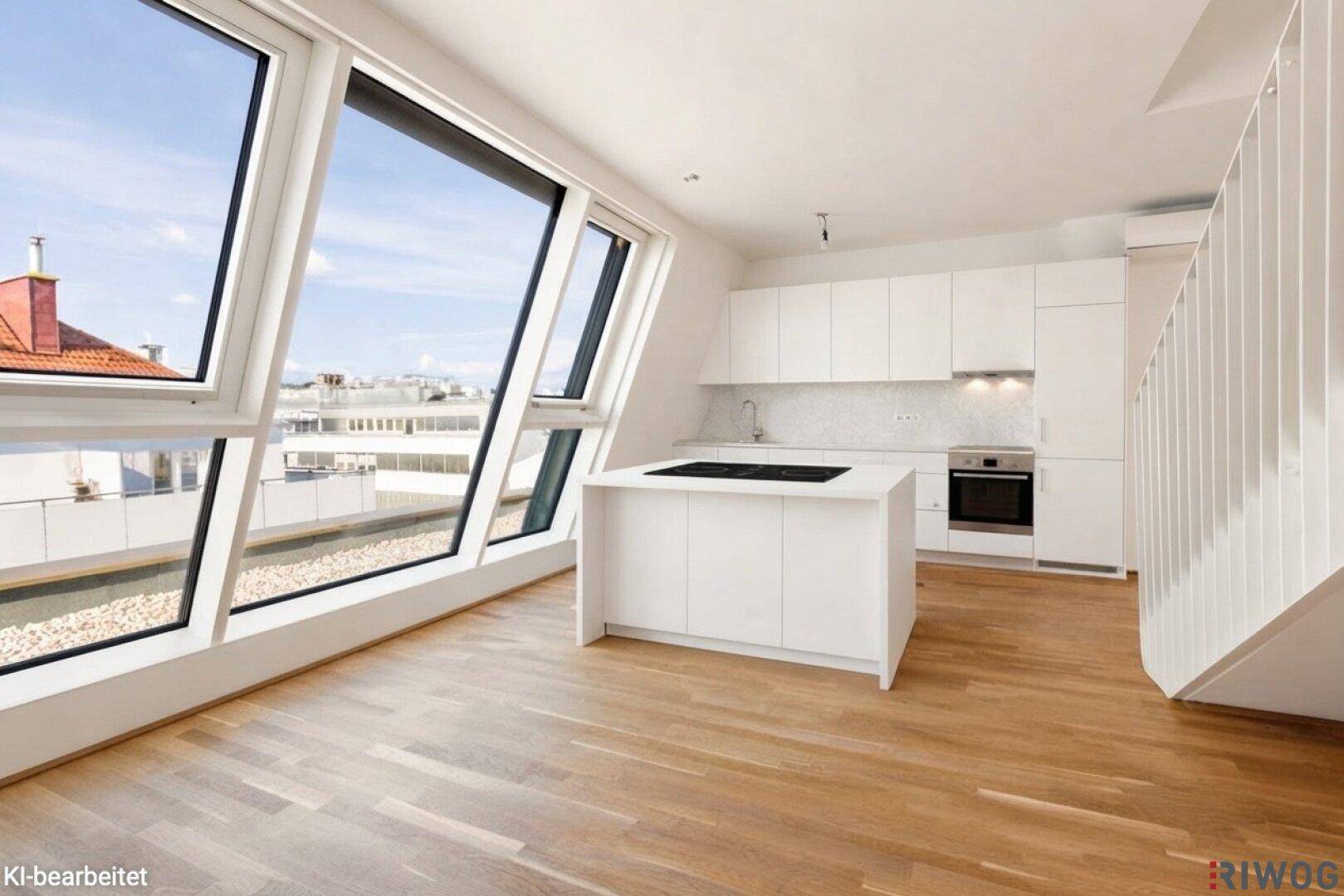 Moderne offene Küche mit weißen Schränken, Kochinsel, Holzboden und großen Dachfenstern mit Stadtblick.