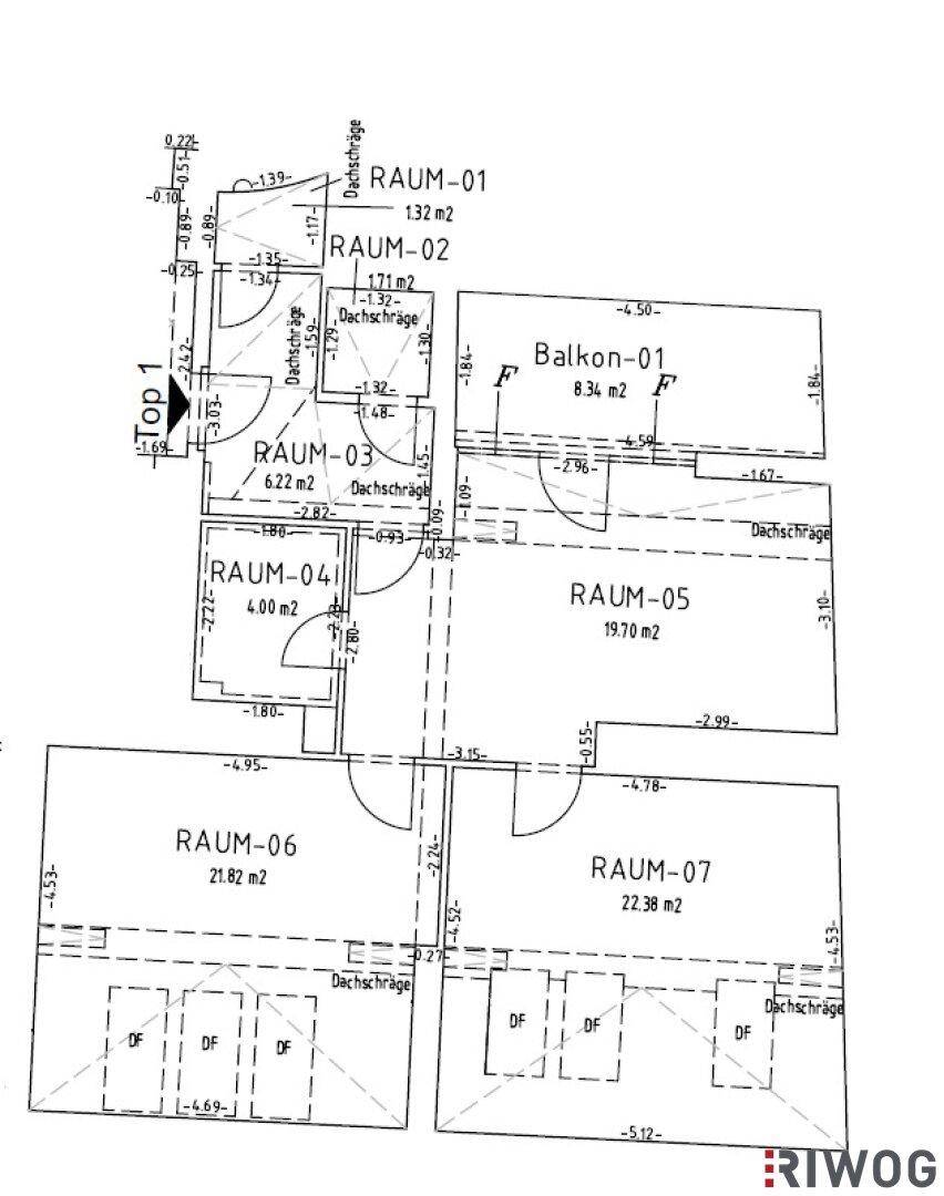 Detaillierter Grundriss einer Wohnung mit Balkon und gekennzeichneten Dachschrägen in mehreren Räumen.