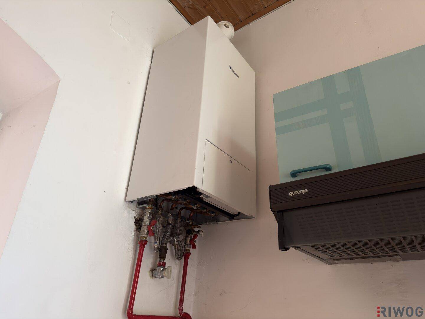 Gastherme an der Wand in der Küche, die für Warmwasser und Heizung sorgt.