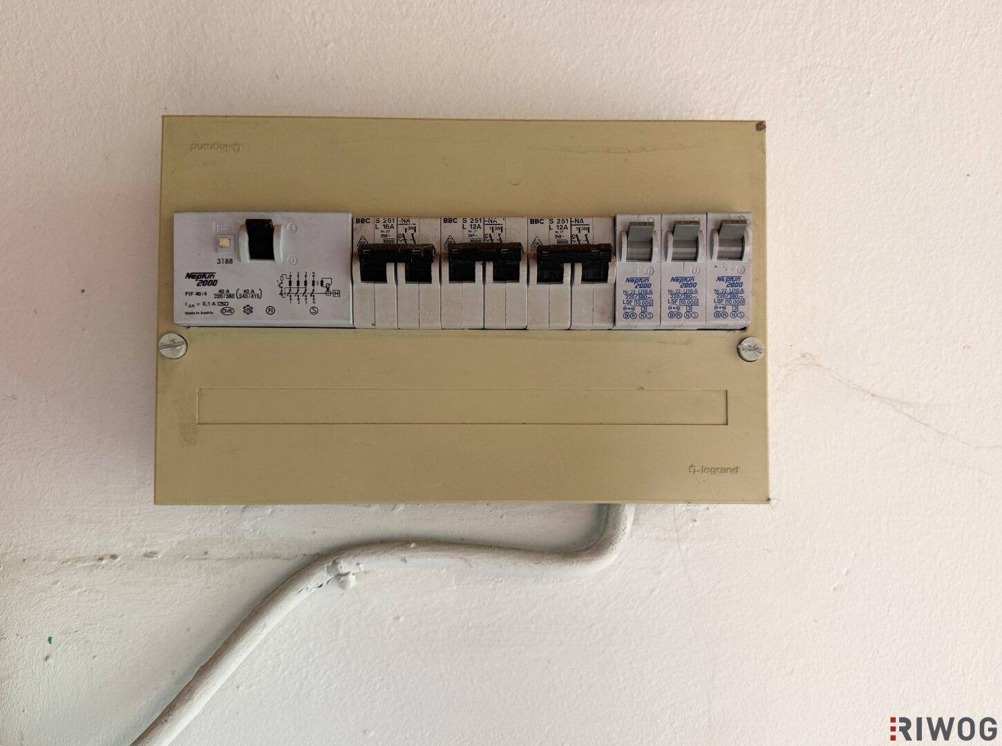 Sicherungskasten an der Wand, der die elektrische Installation des Hauses schützt.