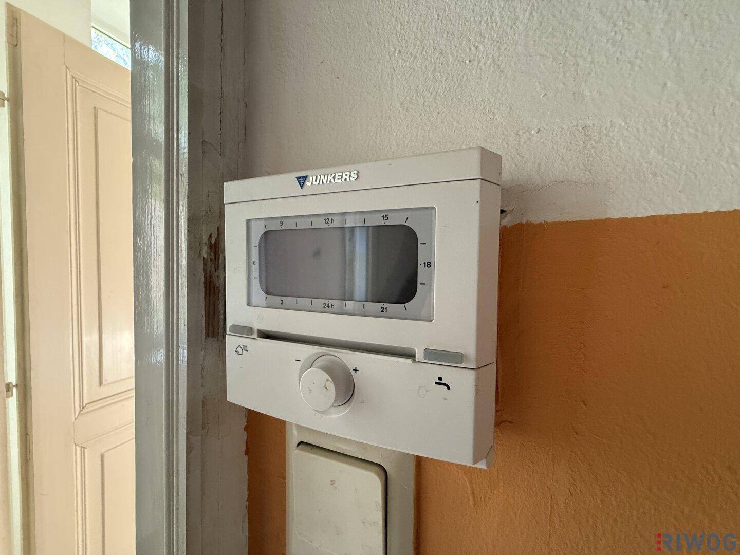 Wandthermostat von Junkers zur Steuerung der Heizung in einem Wohnbereich.