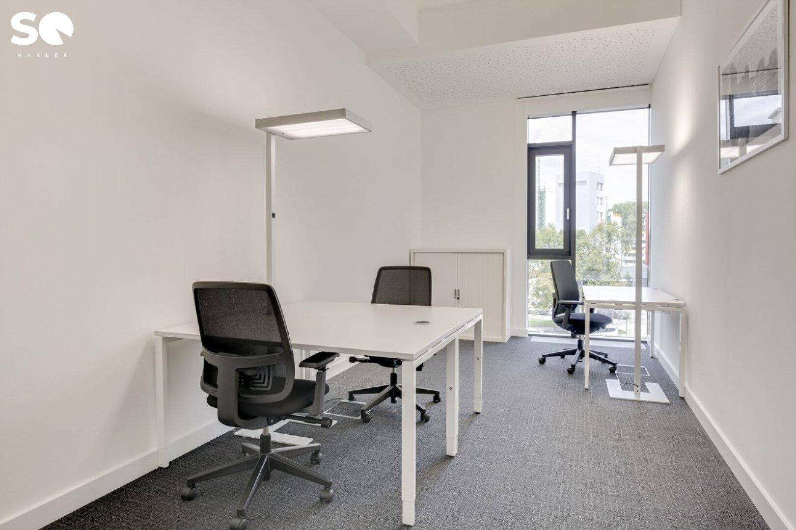Modernes Büro mit zwei Arbeitsplätzen, Schreibtischen, Bürostühlen und Teppichboden.