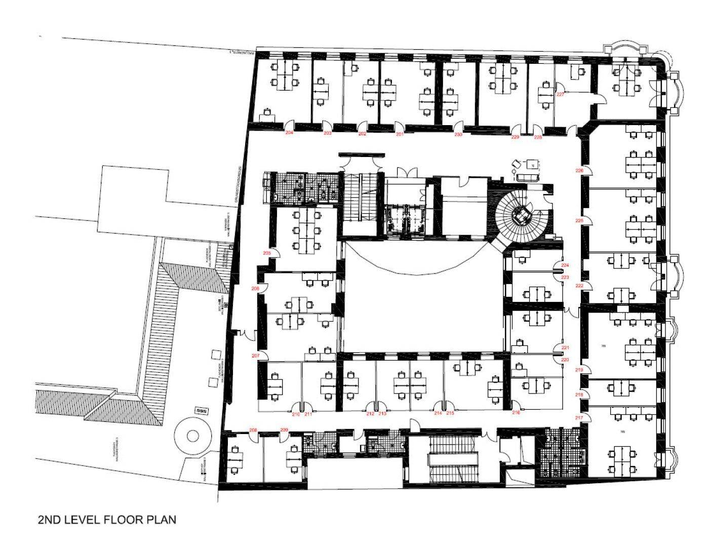 Grundriss des zweiten Obergeschosses mit zahlreichen Büroeinheiten und zentralem Treppenhaus.