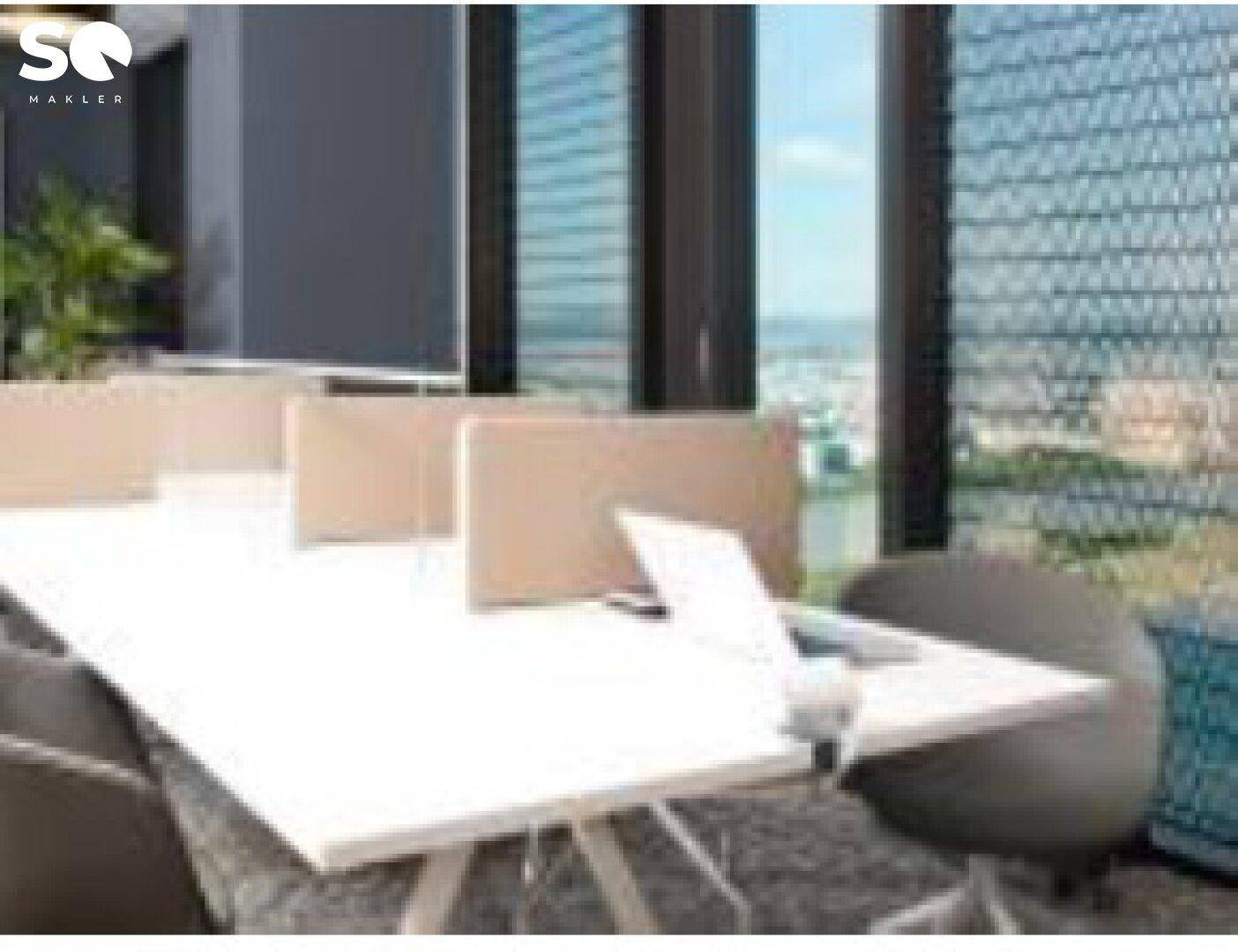Moderner Bürobereich mit Schreibtischen und einem weiten Blick auf die Stadt durch große Fenster.