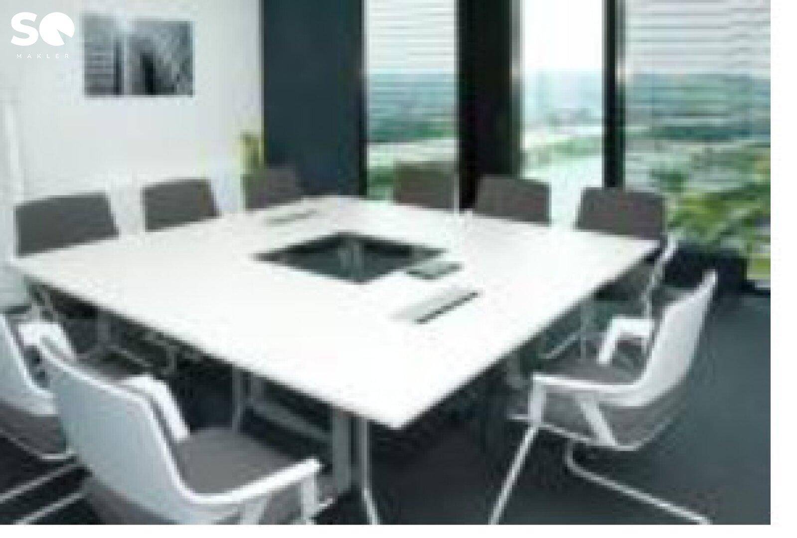 Moderner Konferenzraum mit großem quadratischem Tisch und Stühlen, bietet eine weite Aussicht.
