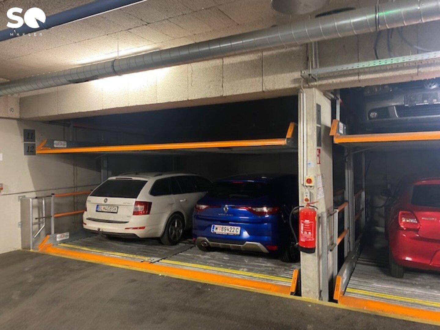 Automatisches Parksystem in einer Tiefgarage mit mehreren Ebenen für Fahrzeuge.