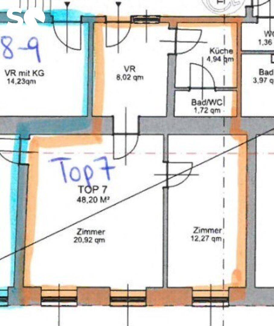 Detaillierter Grundriss einer Wohnung mit offener Küche, Bad und Balkonzugang.