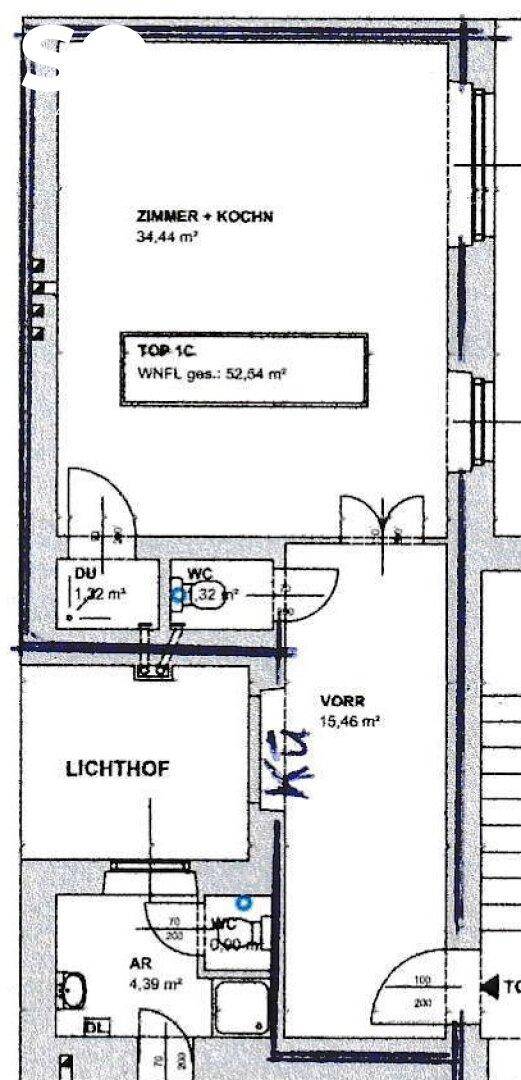 Grundriss einer Wohnung mit offenem Wohn- und Kochbereich, separater Dusche und zwei WCs sowie einem Lichthof.