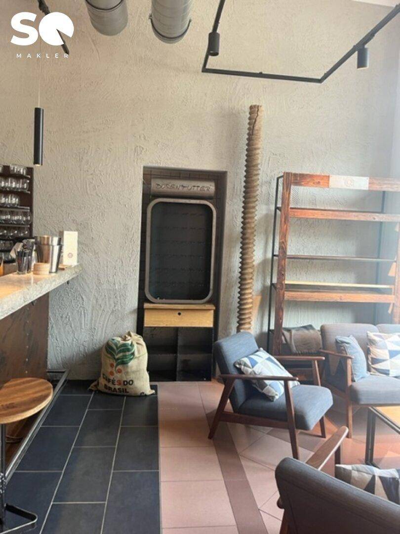 Ansicht des Barbereichs mit angrenzender Lounge-Sitzgruppe und einer interessanten Wanddekoration im Hintergrund.