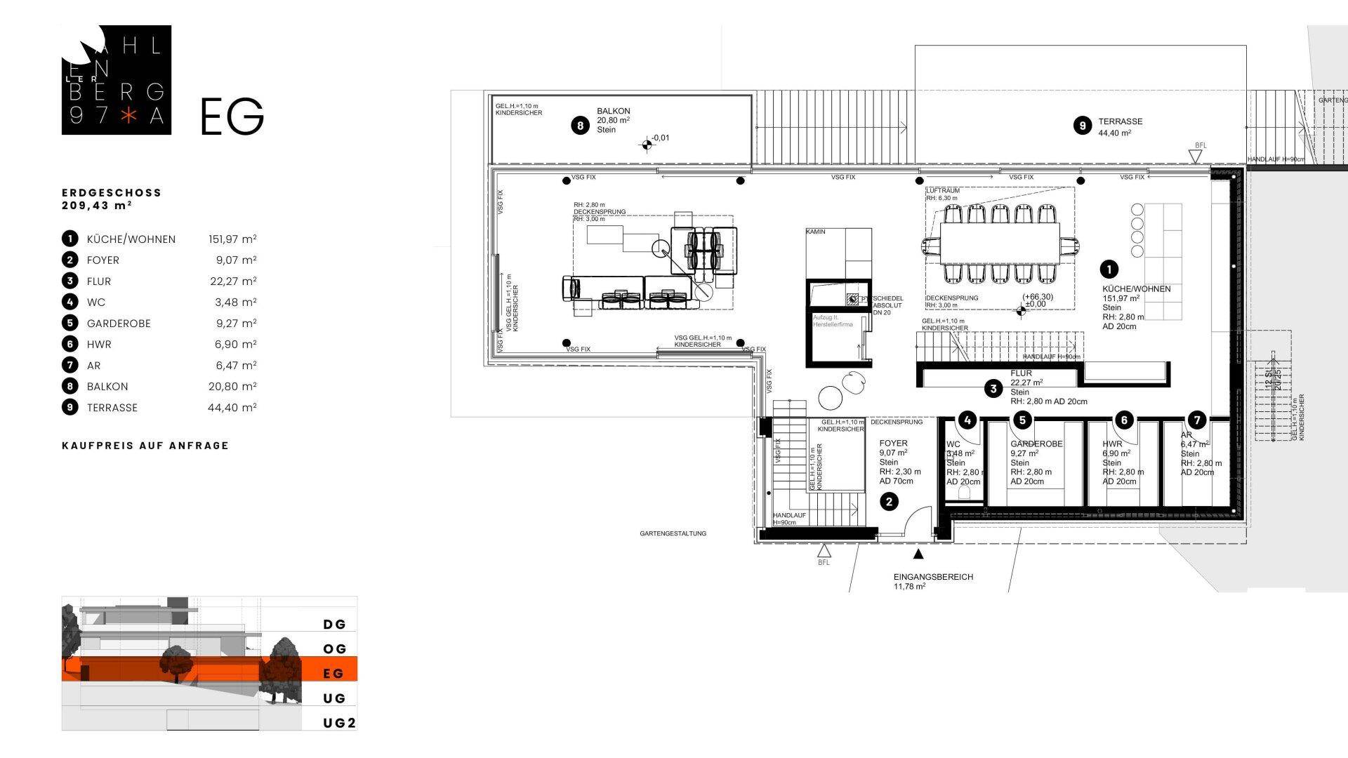Grundriss des Erdgeschosses mit offenem Wohn-Essbereich, Küche und Zugang zu Balkon und Terrasse.