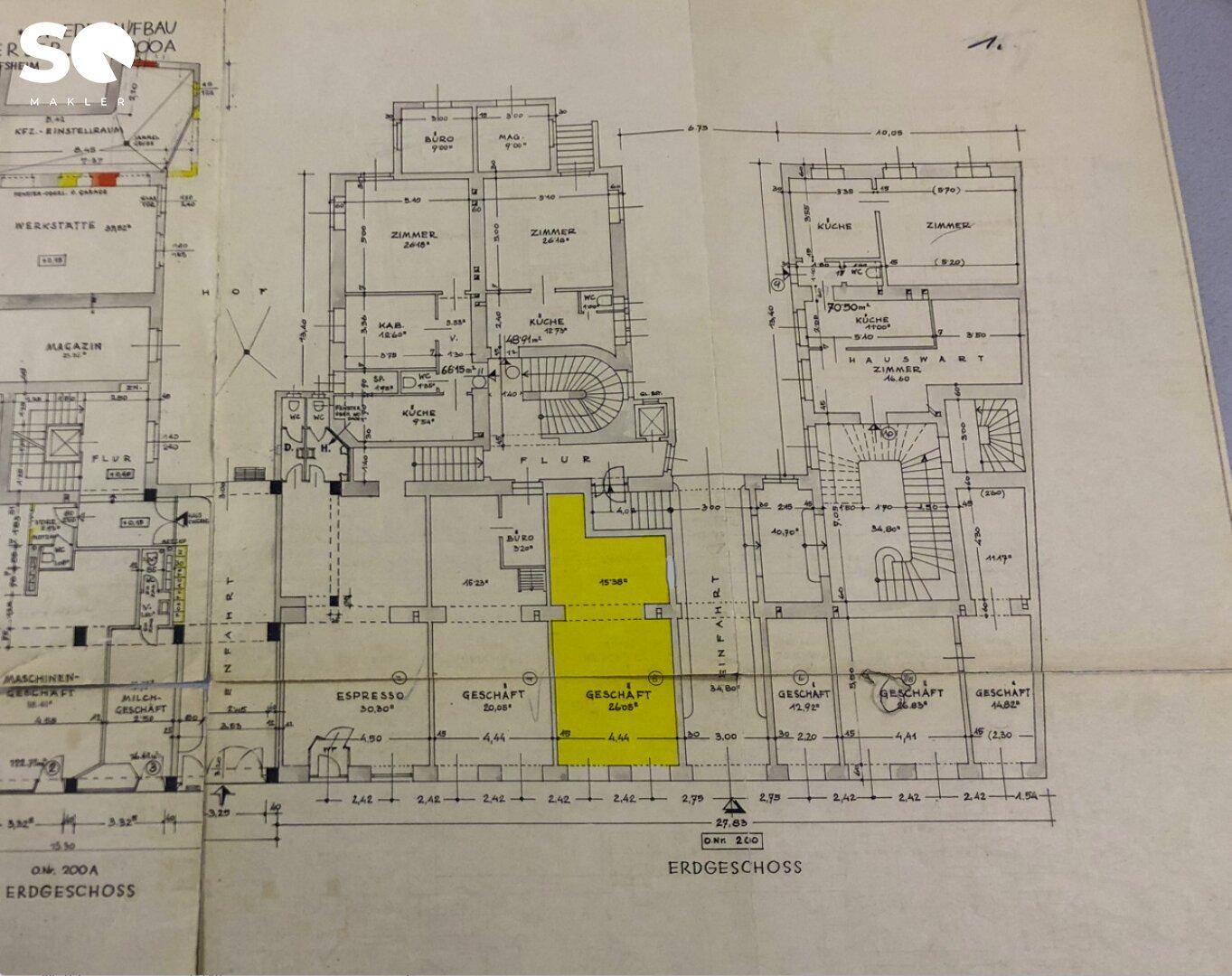 Grundrissplan des Erdgeschosses mit mehreren Ladenlokalen und angrenzenden Räumen.