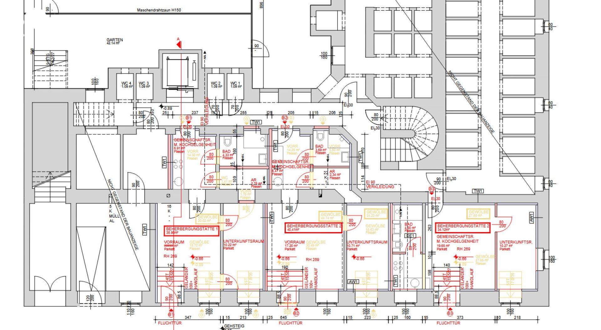 Detaillierter Grundriss mit mehreren Wohneinheiten, Treppenhäusern und einem Gartenbereich.