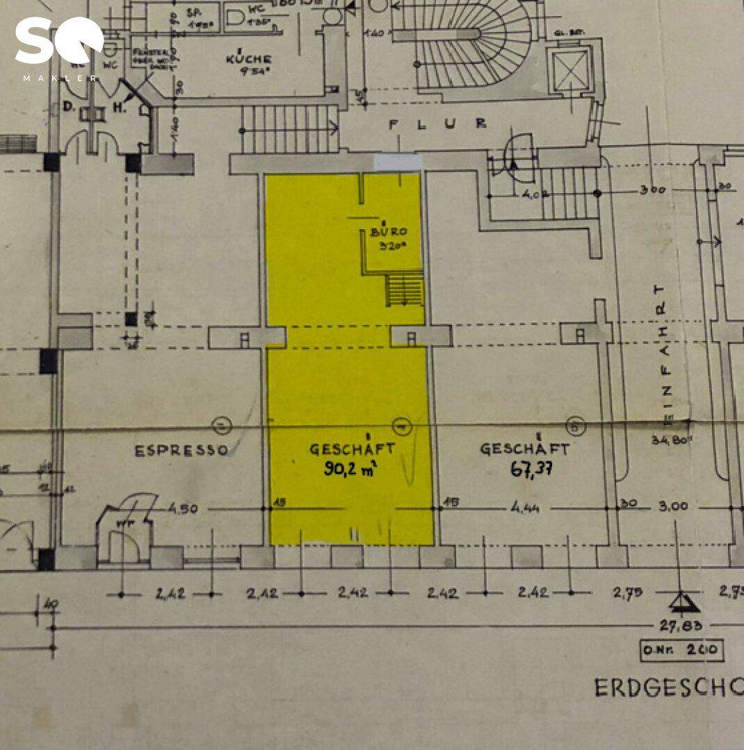 Detaillierter Grundriss des Erdgeschosses mit Geschäftsflächen und Treppenhaus.