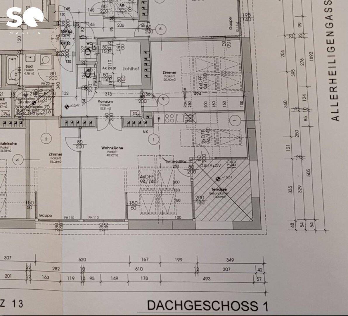 Detaillierter Grundriss des Dachgeschosses mit Wohnküche, Zimmern, Bad und Terrasse.