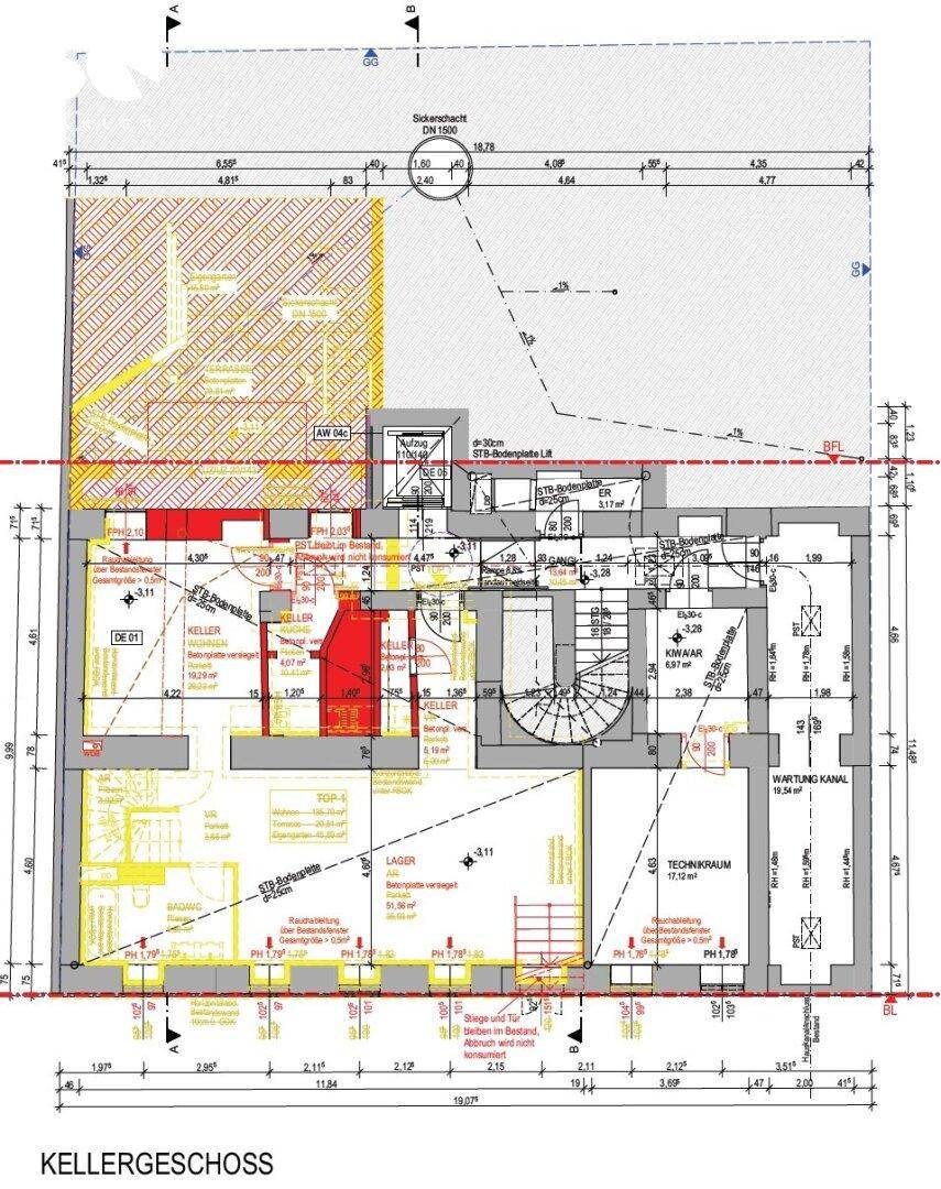 Grundriss des Kellergeschosses mit verschiedenen Räumen, Treppen und technischen Bereichen.