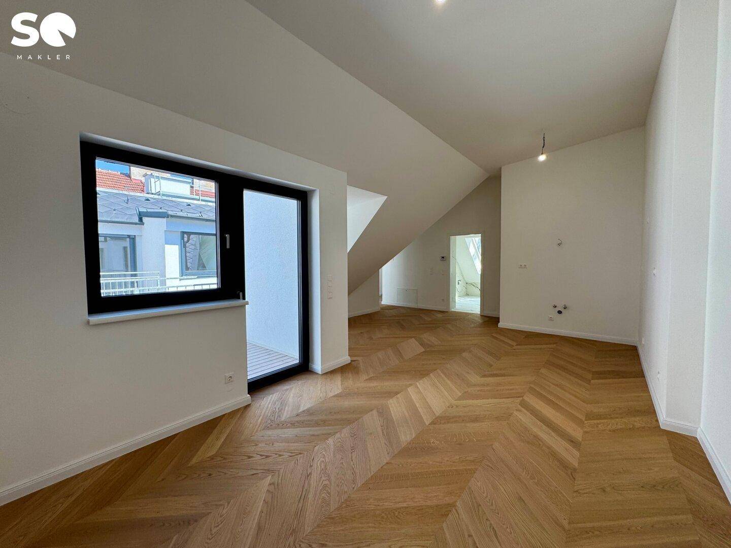 Geräumiger Wohnbereich mit Holzboden und Zugang zu einem Balkon, ideal für entspannte Stunden.