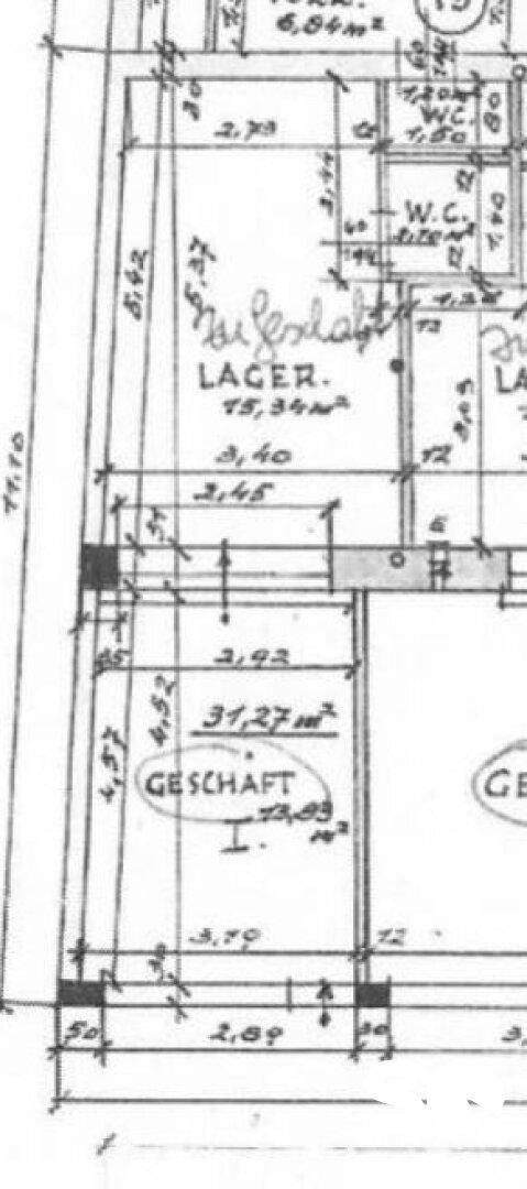 Detaillierter Grundriss mit Maßangaben für Geschäfts- und Lagerräume sowie Sanitärbereiche.