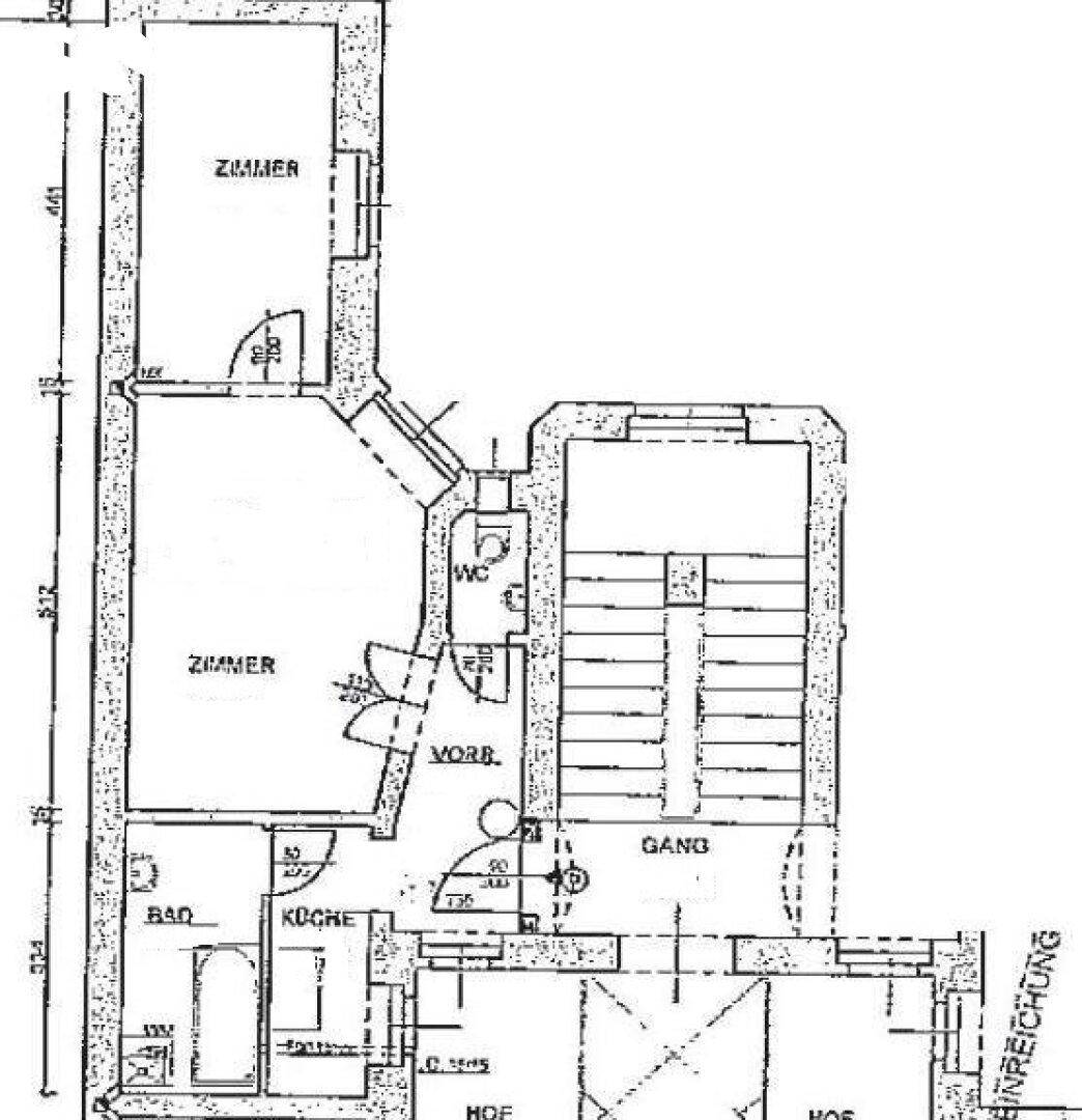 Grundriss einer Wohnung mit mehreren Zimmern, Bad, WC und Treppenhaus.
