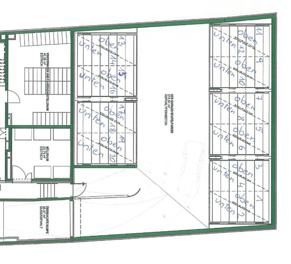 Grundriss einer Tiefgarage mit mehreren Parkplätzen, inklusive Stapelsystemen und einer Garagenrampe.