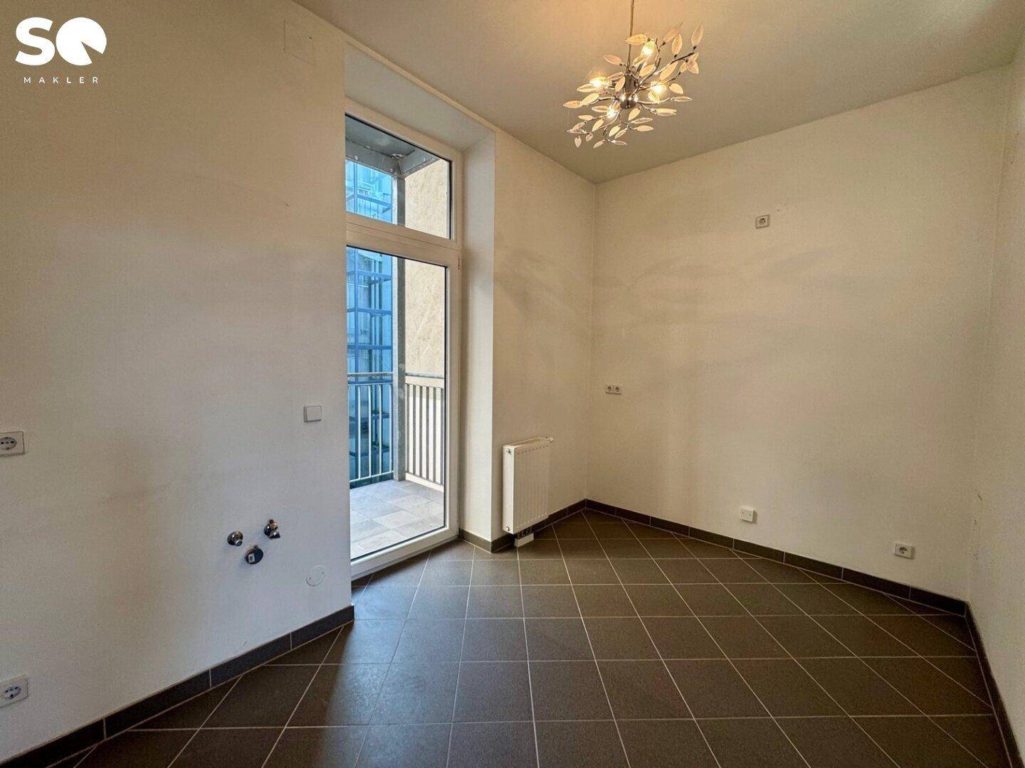 Kleiner Raum mit Fliesenboden und einer Tür, die zu einem französischen Balkon führt, hell und funktional.