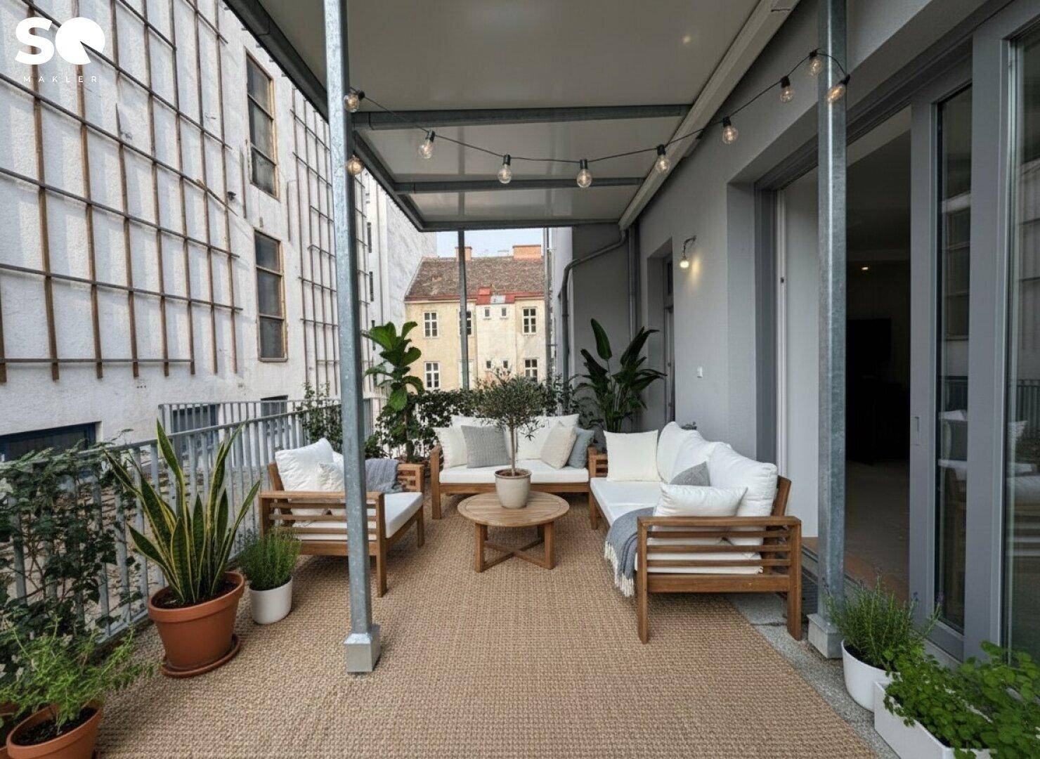 Einladende Terrasse mit bequemen Outdoor-Möbeln und dekorativer Beleuchtung für entspannte Abende.