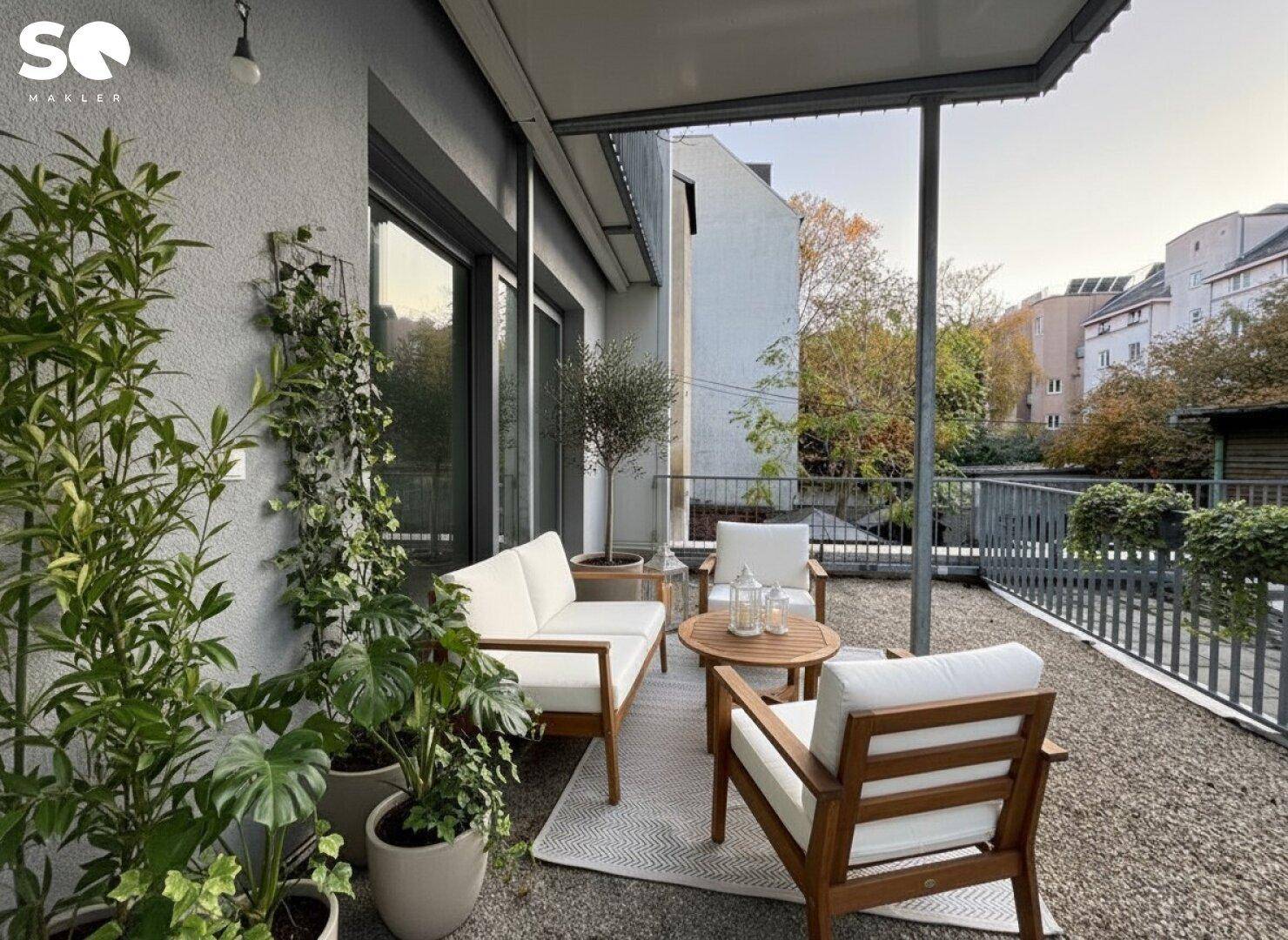 Geräumige Terrasse mit Kiesboden, Pflanzen und einem Ausblick auf die grüne Umgebung.