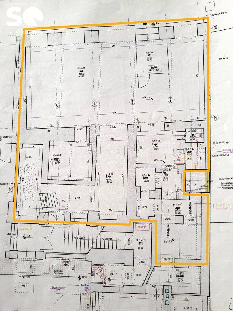 Detaillierter Grundrissplan mit eingezeichneten Lagerbereichen und einem Treppenhaus, umrandet in Gelb.