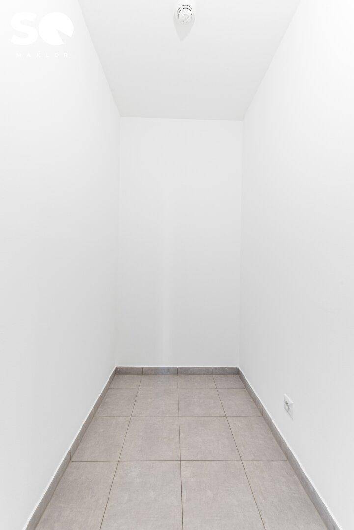 Praktischer Abstellraum mit Fliesenboden, ideal für zusätzlichen Stauraum in der Wohnung.