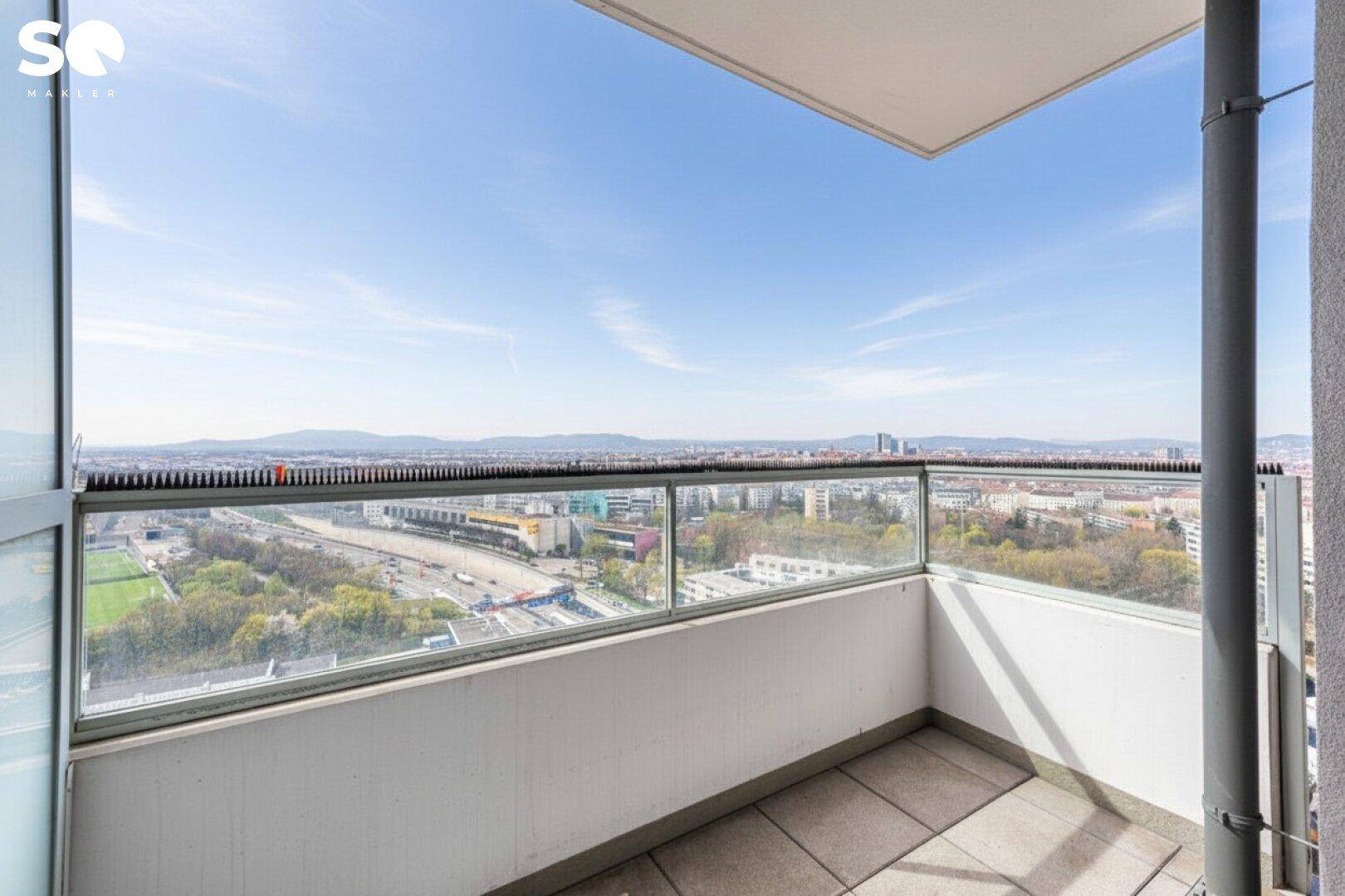 Geräumiger Balkon mit Panoramablick über die Stadt, Autobahn und die umliegende Landschaft.