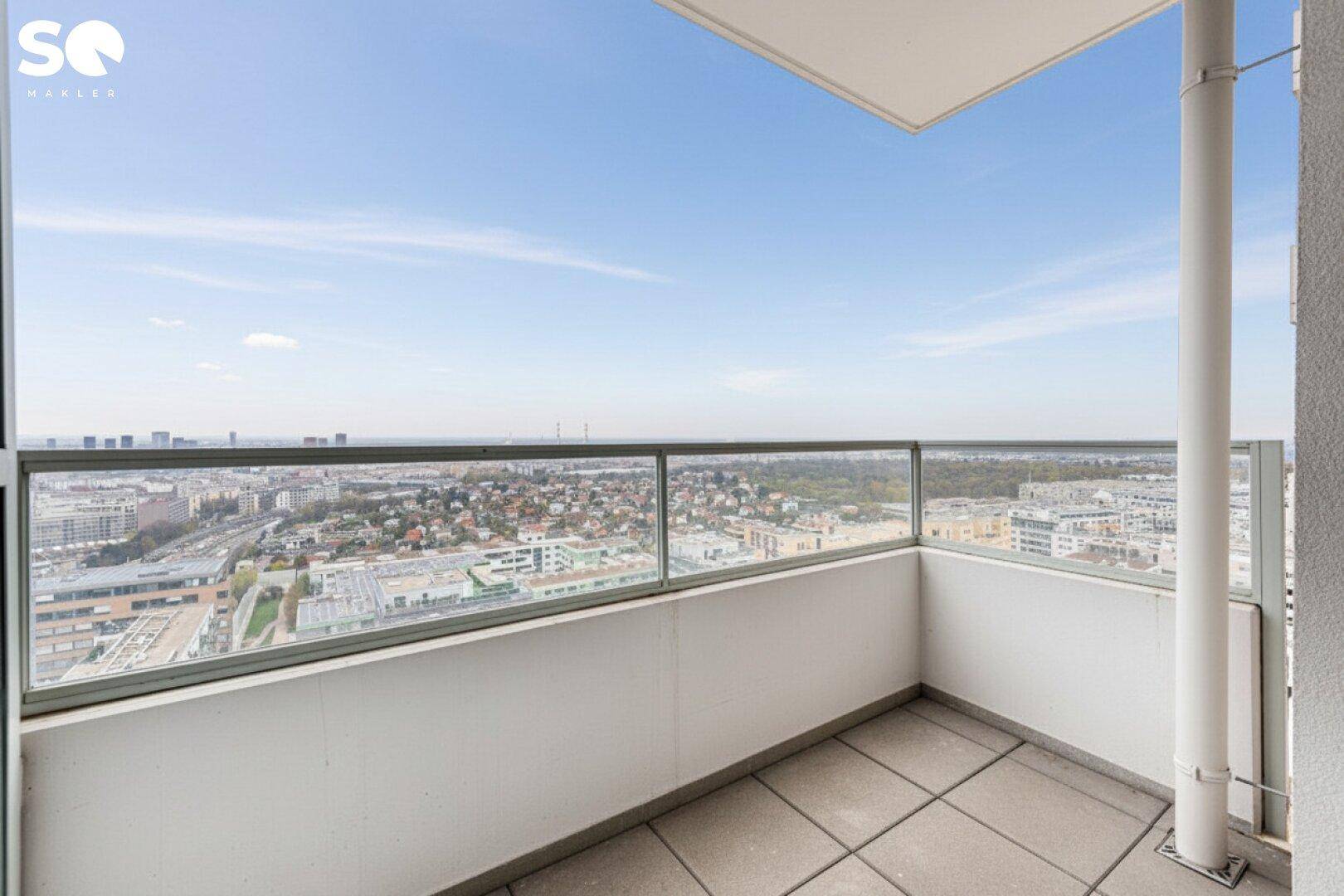 Balkon mit Glasbrüstung und weitem Panoramablick über die Stadtlandschaft.