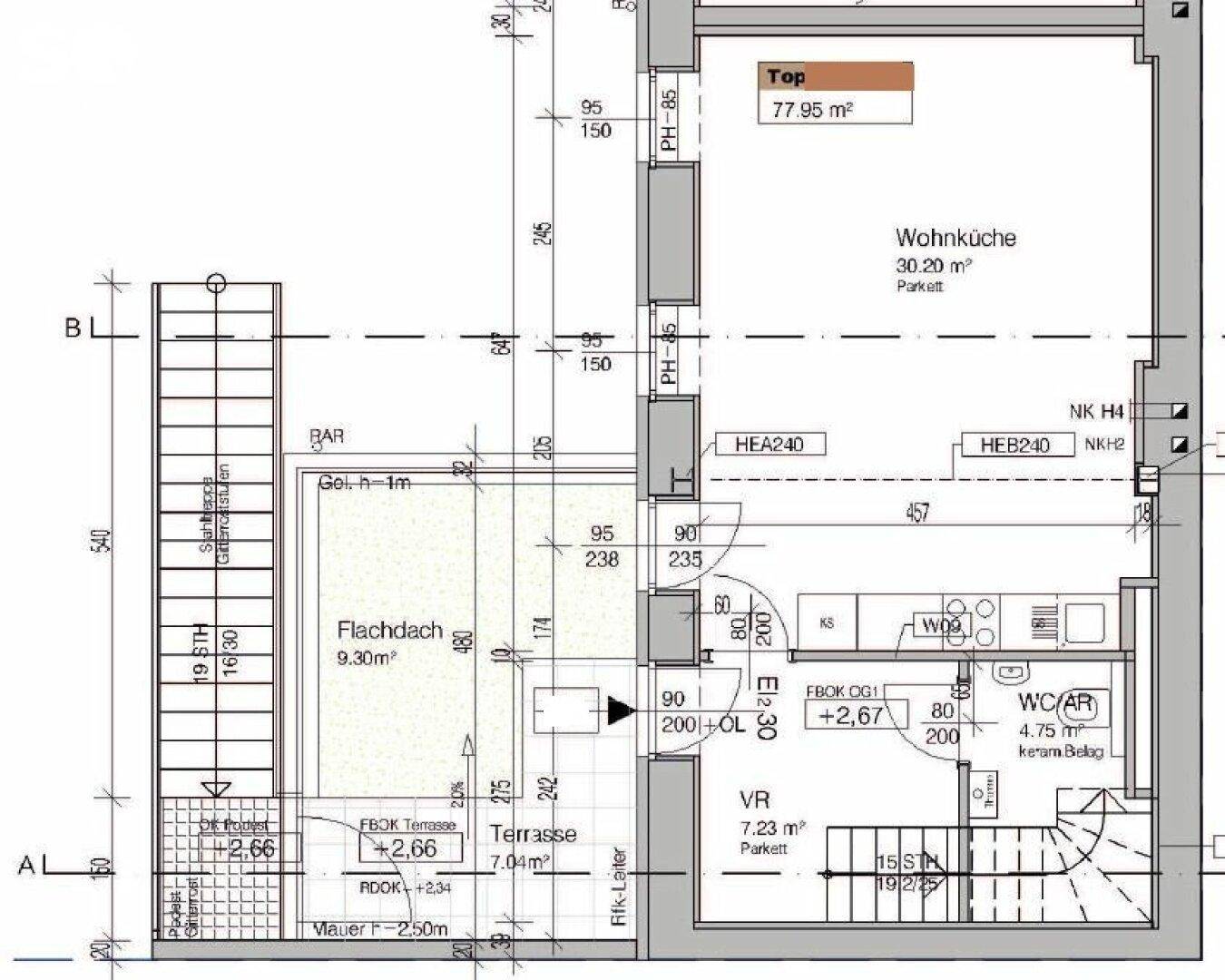 Grundriss der unteren Ebene mit Wohnküche, Terrasse und WC.