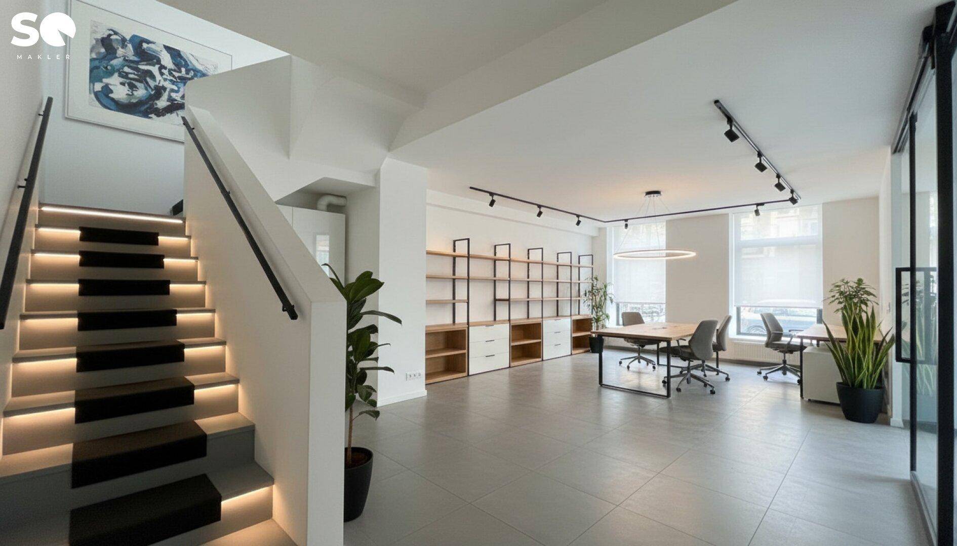 Modernes Büro mit beleuchteter Treppe, Regalsystemen und Arbeitsplätzen, hell und offen gestaltet.