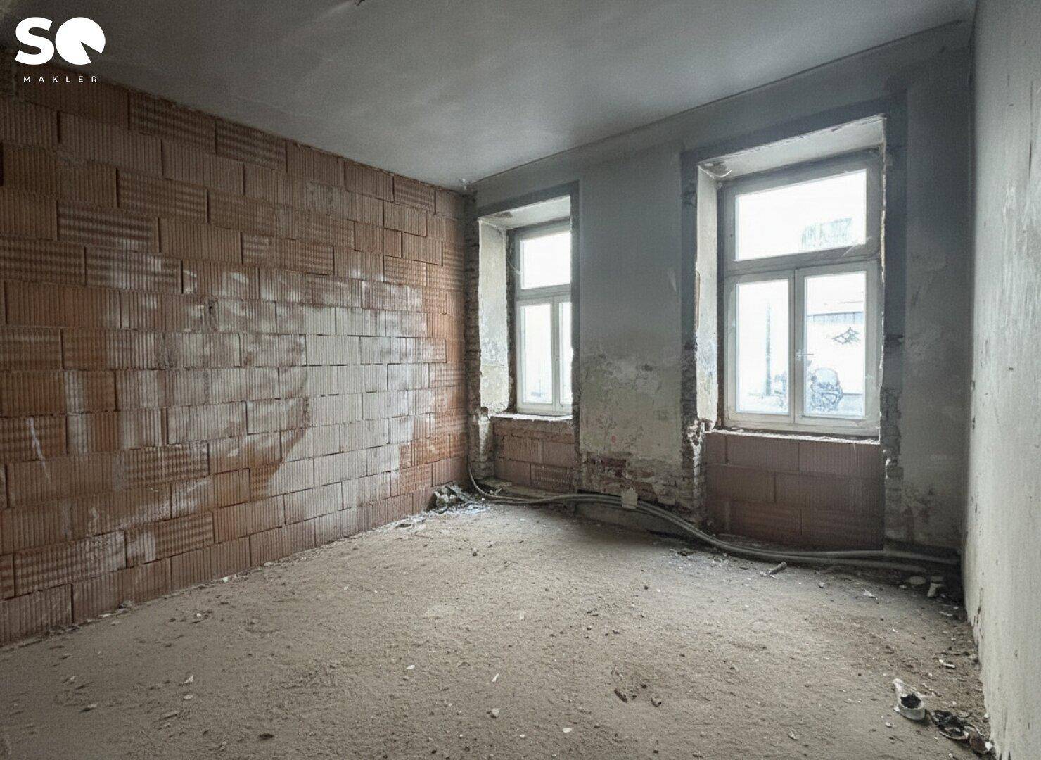 Unfertiger Raum mit unverputzten Ziegelwänden und zwei Fenstern, bereit zur Renovierung.