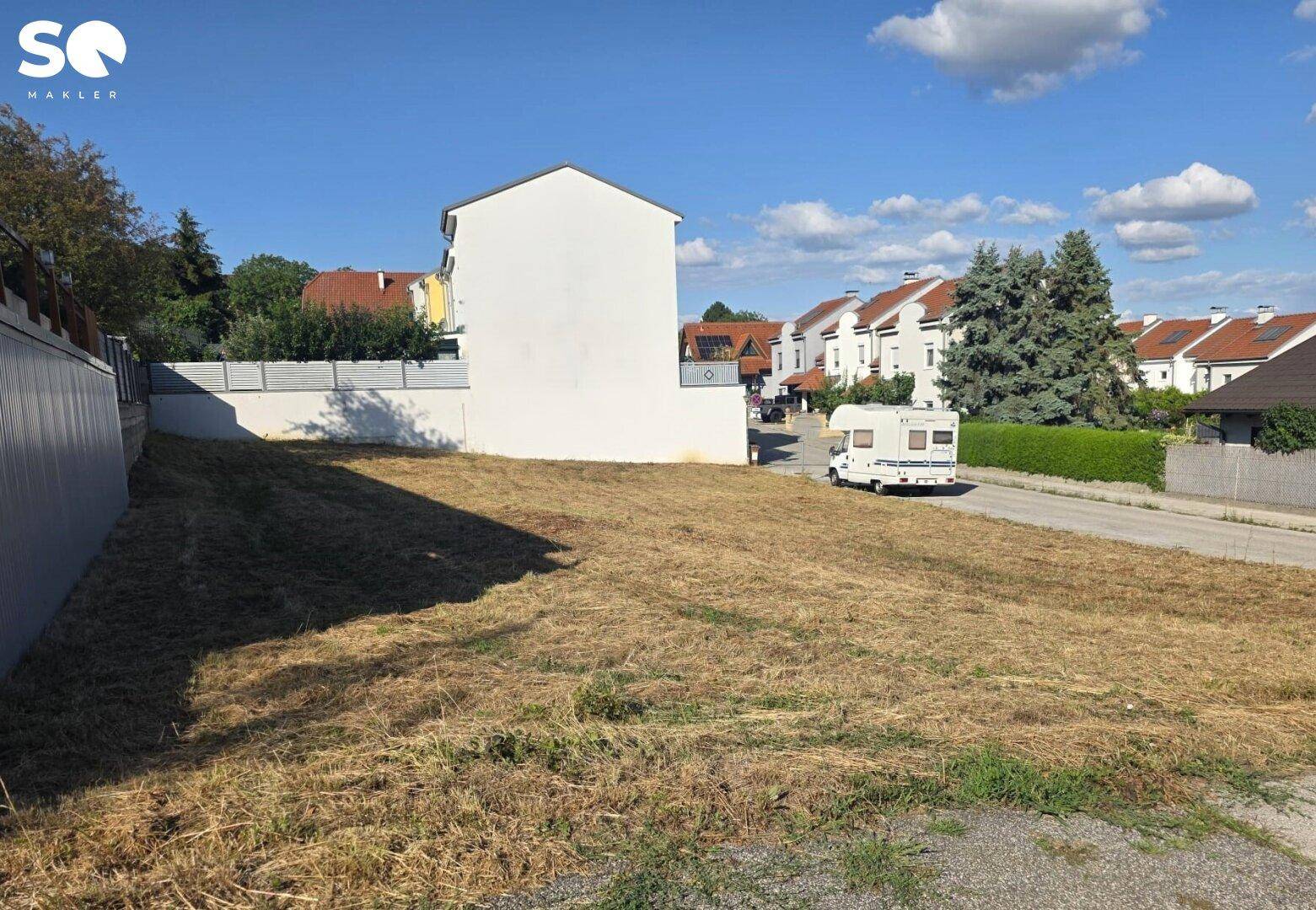 Offenes Grundstück mit sonniger Lage und Blick auf die ruhige Wohnstraße.