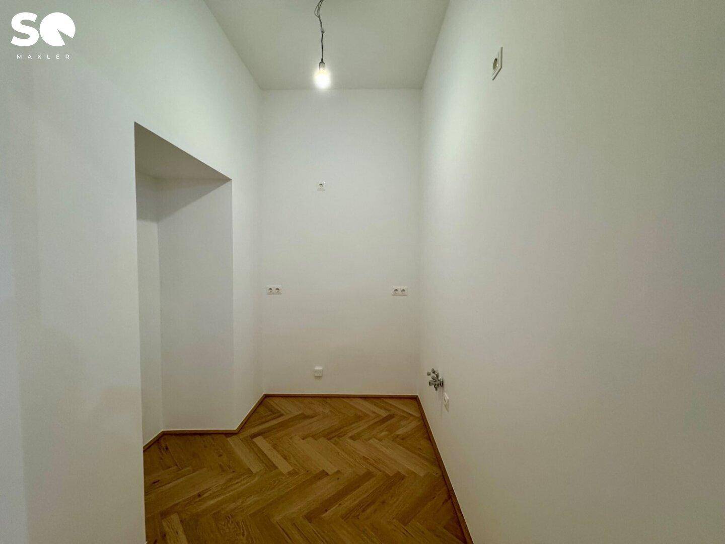 Kleiner Raum mit Fischgrätparkett, ideal als Abstellraum oder für eine kleine Küchenzeile.