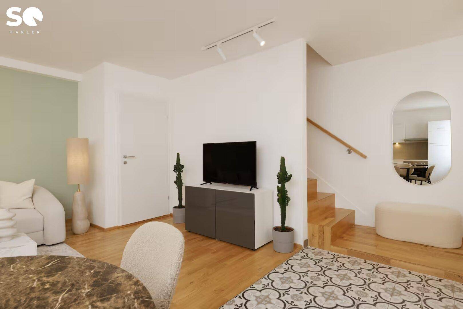 Wohnbereich mit TV-Möbel, Holztreppe und dekorativem Spiegel, der den Raum erweitert.