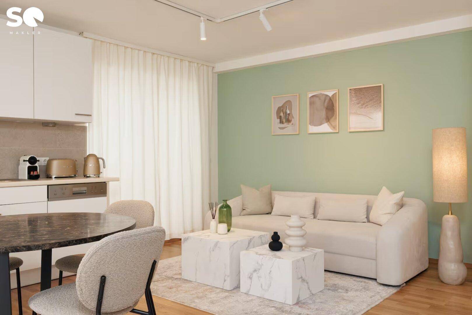 Gemütlicher Wohnbereich mit beigem Sofa, modernen Couchtischen und heller Wandfarbe.