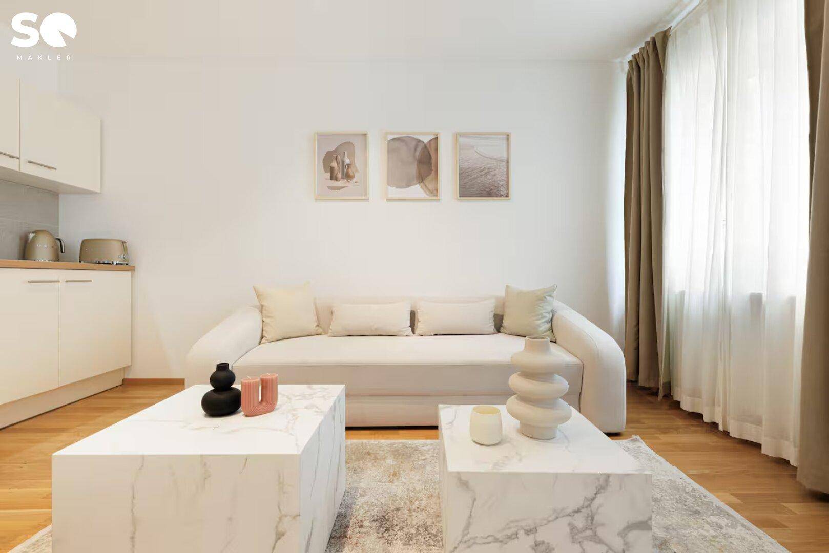 Heller Wohnbereich mit beigem Sofa, modernen Couchtischen und großen Fenstern.