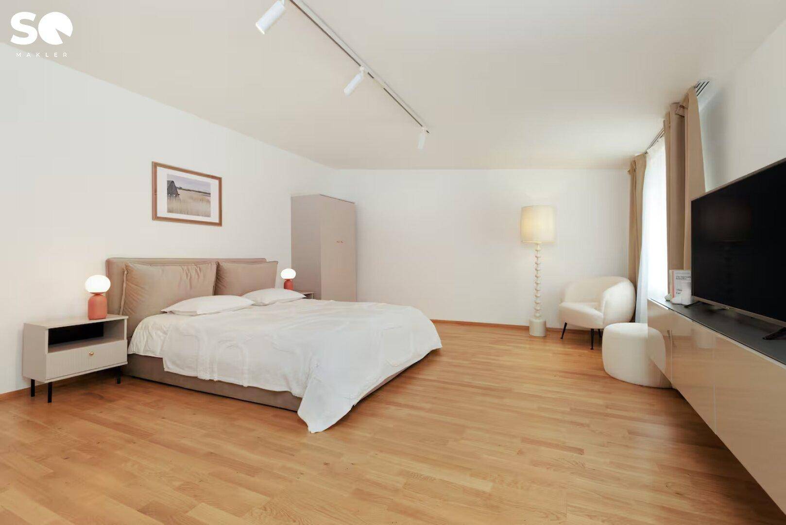 Großes Schlafzimmer mit Doppelbett, Nachttischen und viel natürlichem Licht.