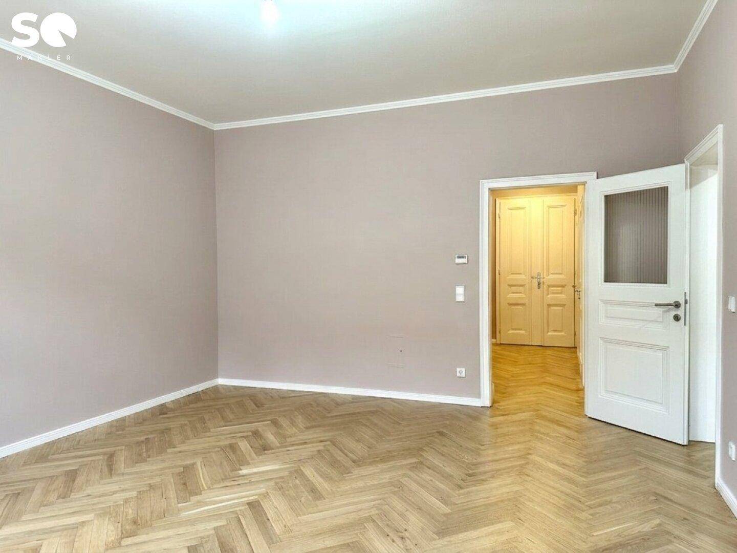 Geräumiger Essbereich mit Fischgrätparkett und hohen Decken, ideal für gesellige Runden.