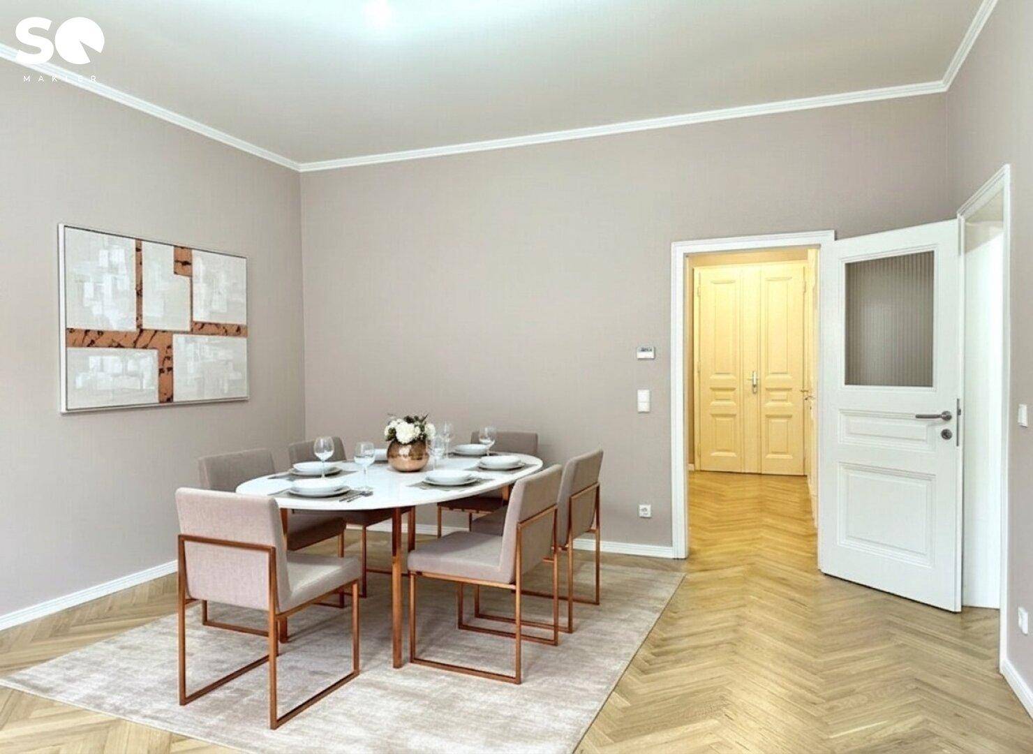 Eleganter Essbereich mit modernem Esstisch, Stühlen und Fischgrätparkett.