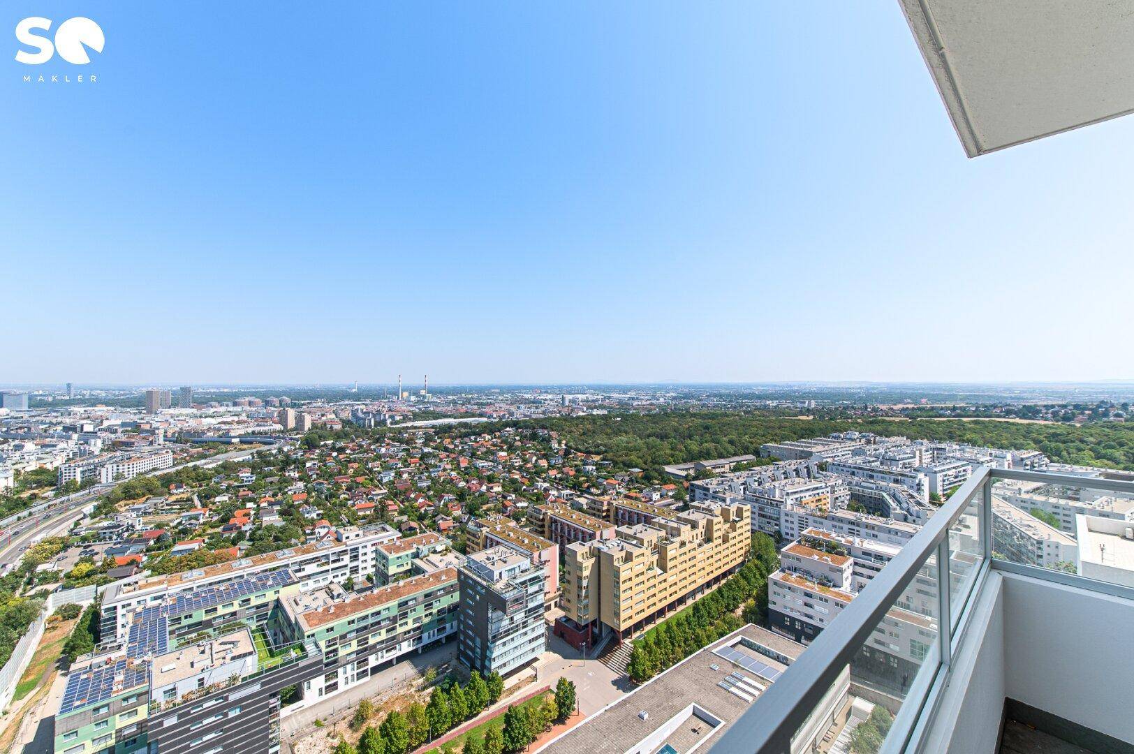 Weitläufiger Balkon mit Panoramablick über die Stadt und die grüne Umgebung.