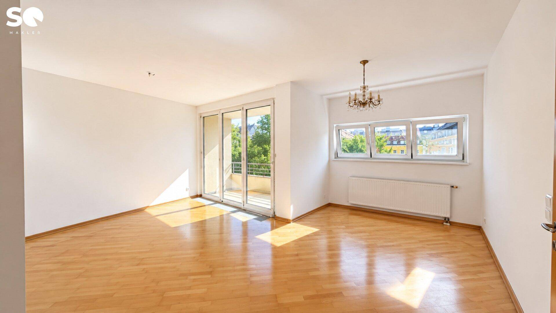 Geräumiges Wohnzimmer mit Parkettboden, großen Fenstern und viel natürlichem Licht.