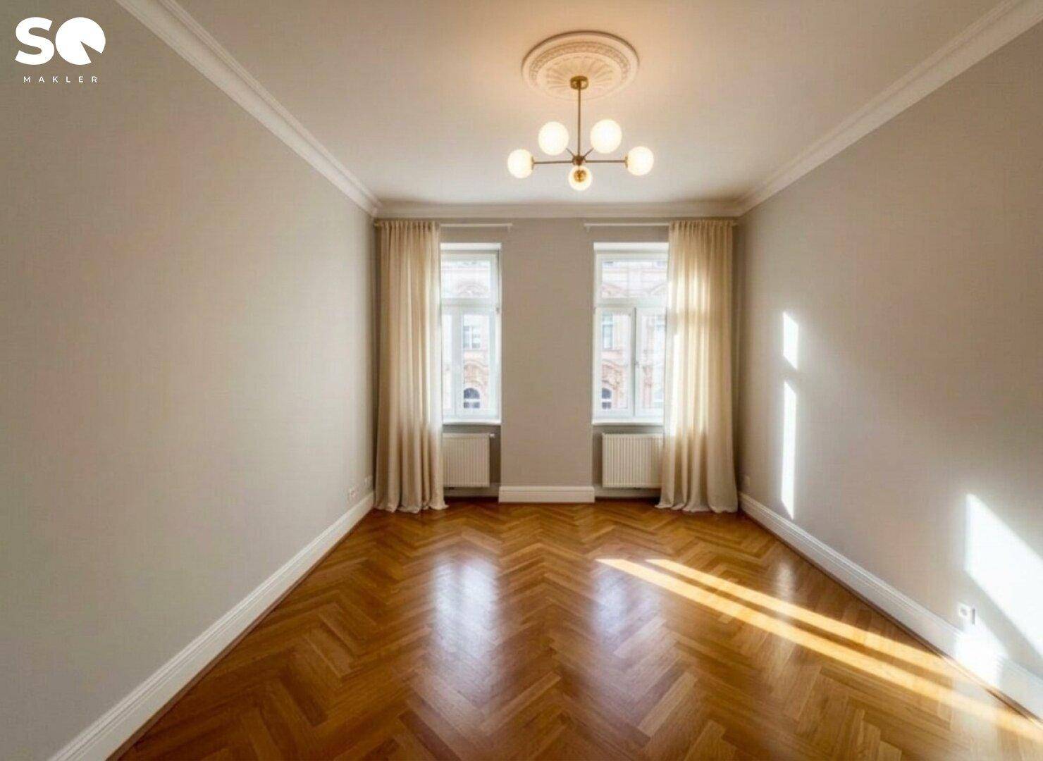 Lichtdurchflutetes Zimmer mit klassischem Fischgrätparkett und moderner Deckenleuchte.