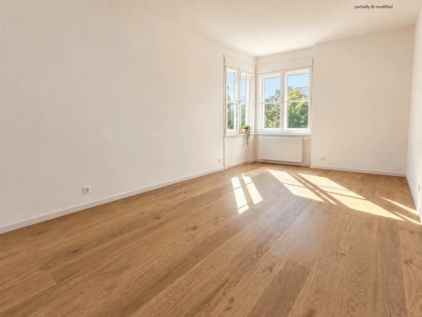 Heller, leerer Raum mit schönen Holzböden und einem Erkerfenster, das viel Licht hereinlässt.