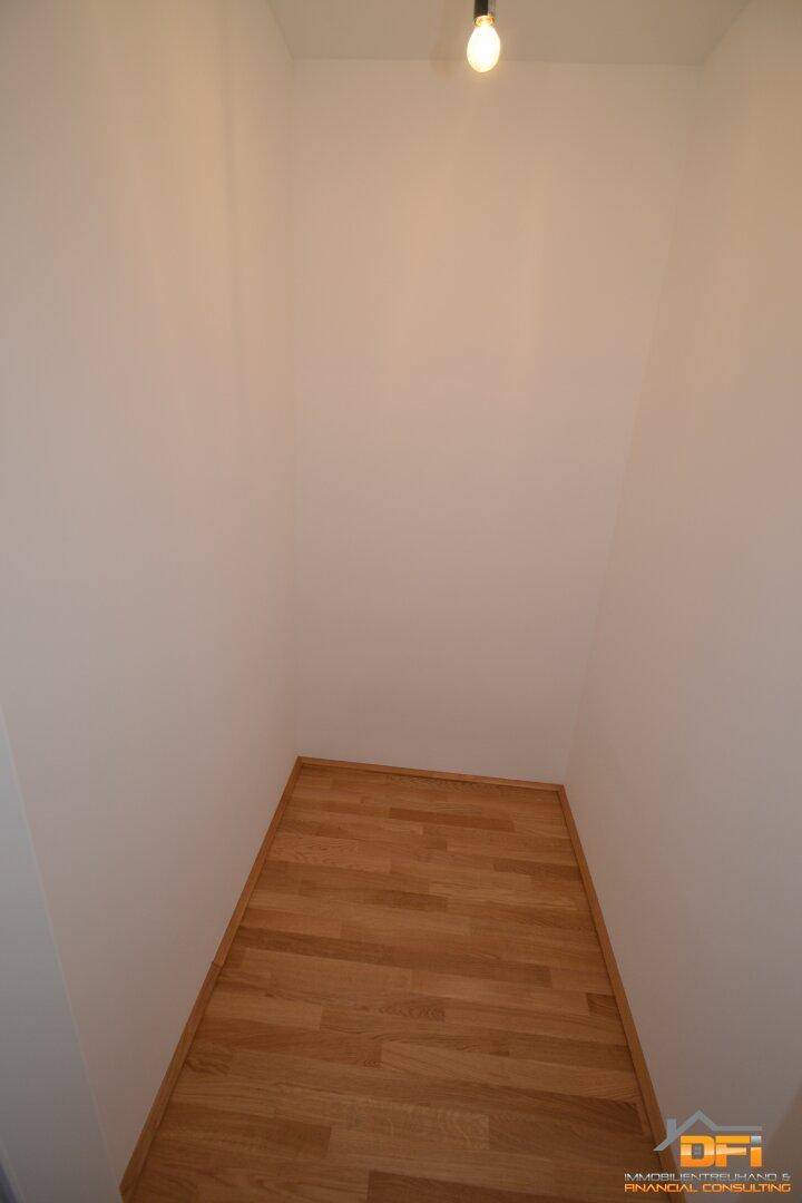 Kleiner Abstellraum mit Parkettboden und weißen Wänden, ideal für zusätzlichen Stauraum.