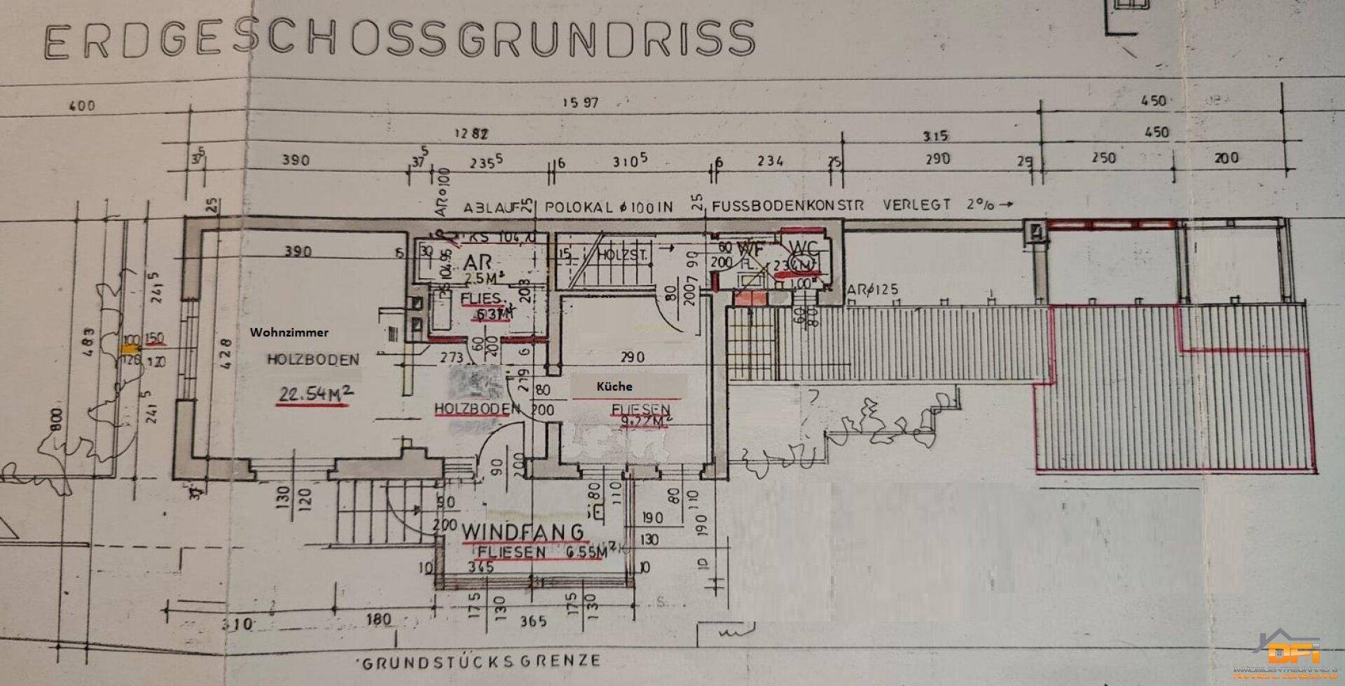 Grundriss des Erdgeschosses mit Wohnzimmer, Küche und Zugang zur Terrasse.