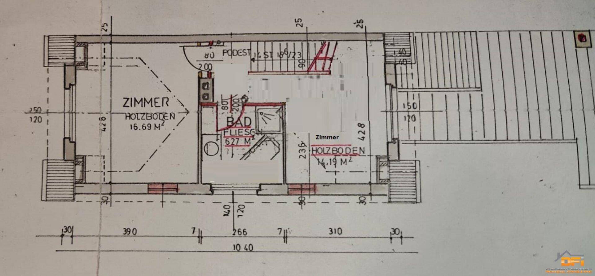 Grundriss des Obergeschosses mit Schlafzimmern, Bad und Balkonzugang.