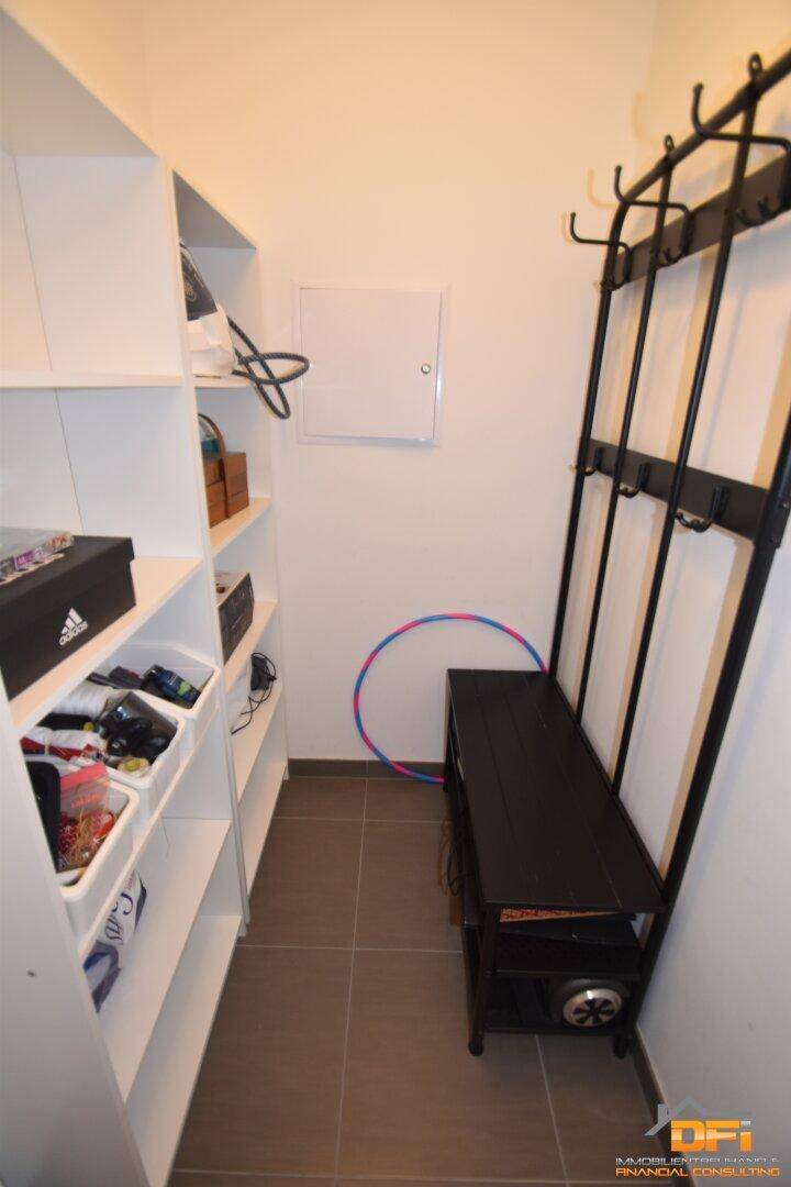 Funktionaler Abstellraum mit praktischen Regalen und einer Garderobe für zusätzlichen Stauraum.